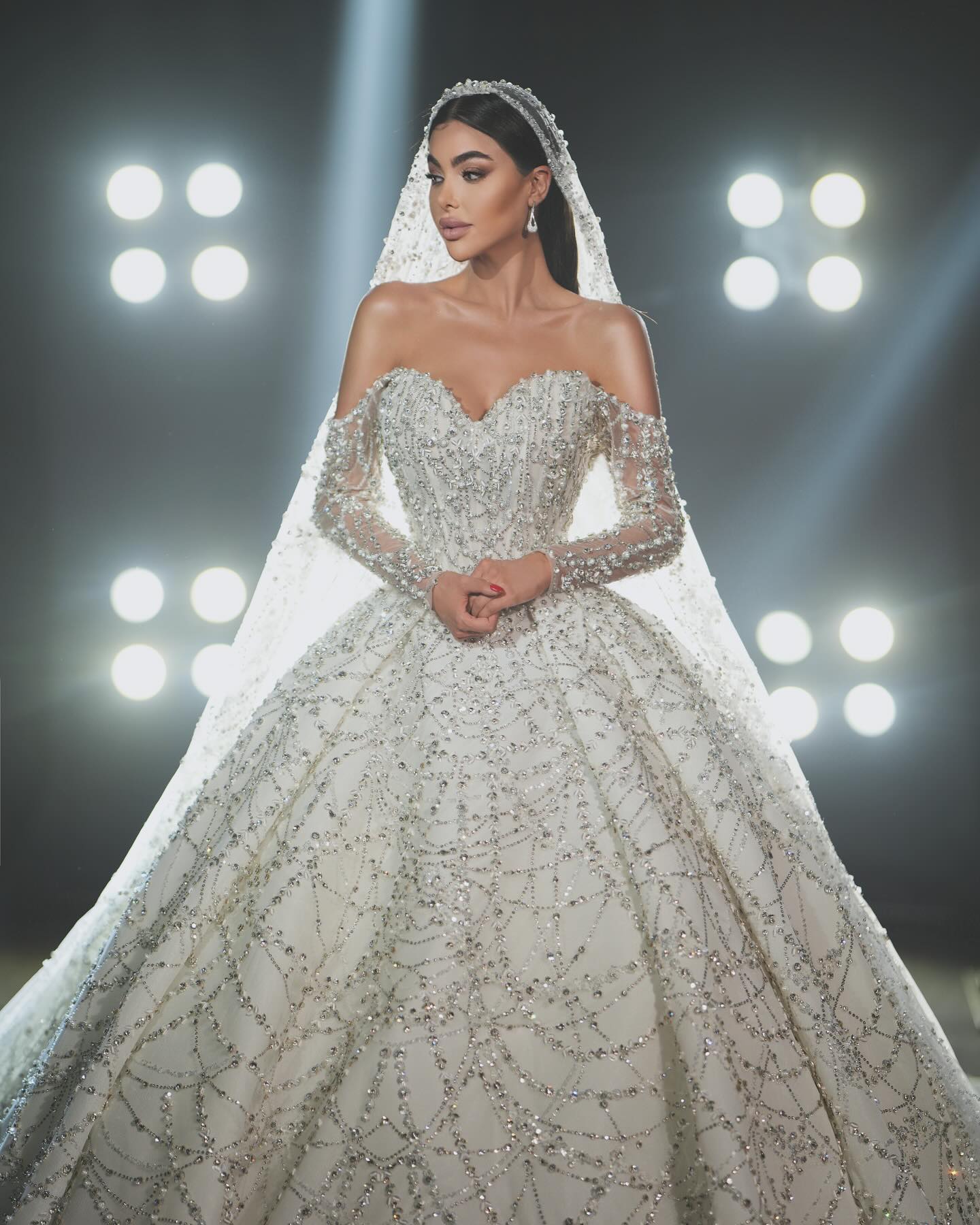 Crystal ball gown Wedding Dress bridal long sleeves beaded wedding dresses sweep train backless Dubai r Bridal gowns plus size