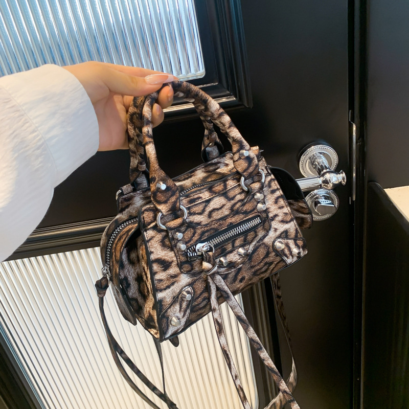 New 2024 European and American retro leopard print motorcycle handbag versatile shoulder bag