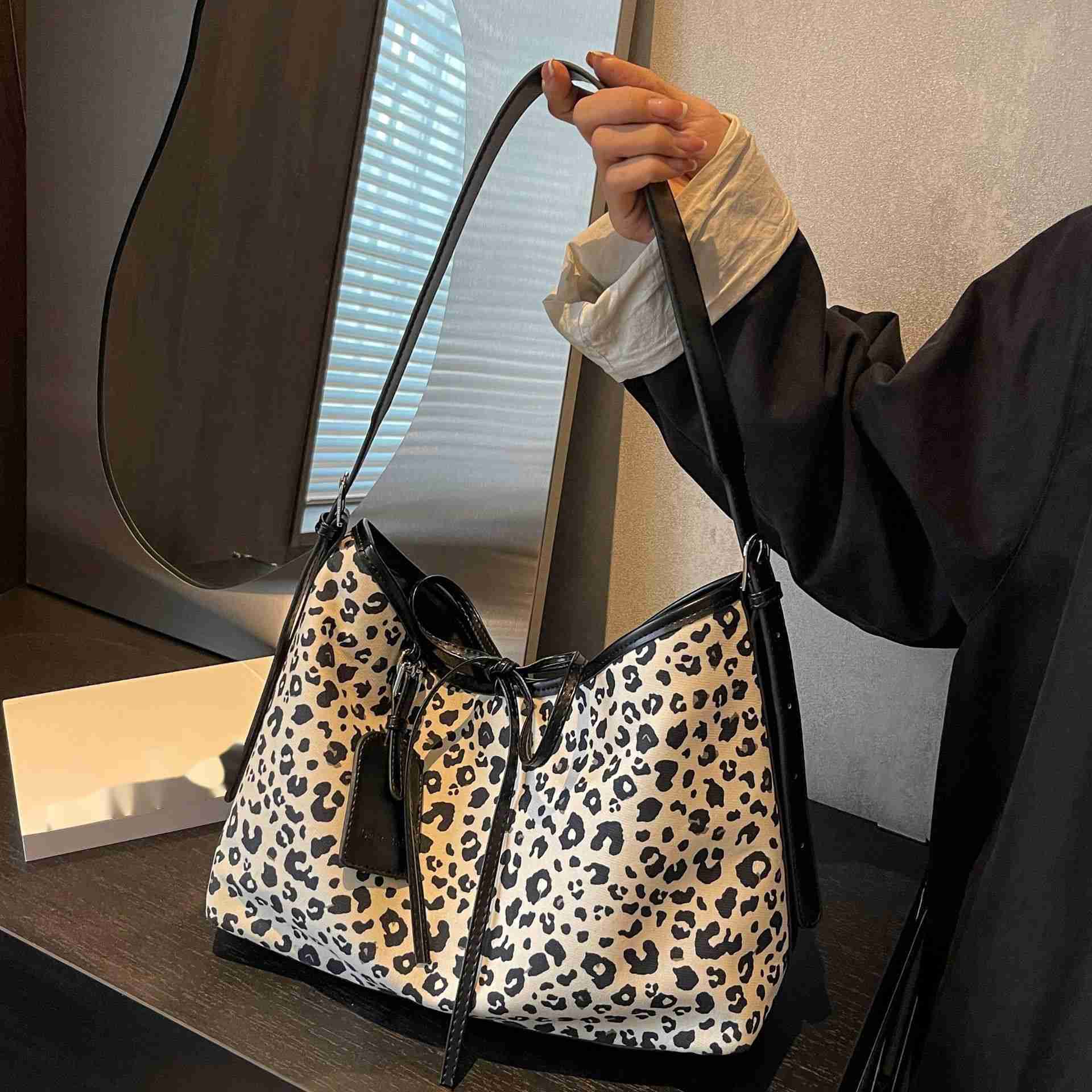 CMM Small Niche Design Leopard Print Armpit Bag for Women Autumn and Winter New Collection Simple Single Shoulder Crossbody Bag Casual Handbag