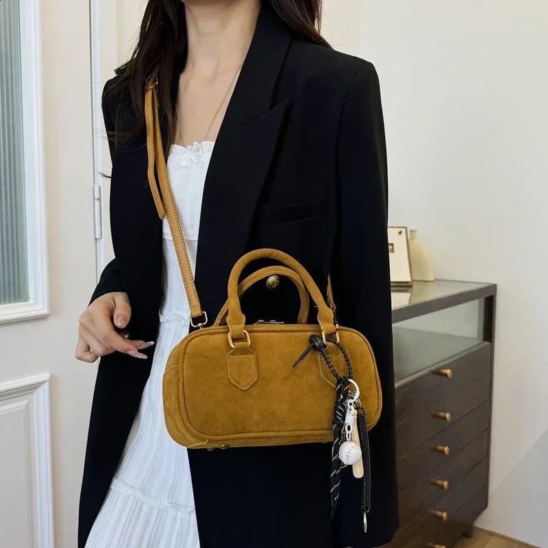 Casual sewing thread solid shoulder bag indoor company selling womens zipper velvet womens handbag 241007