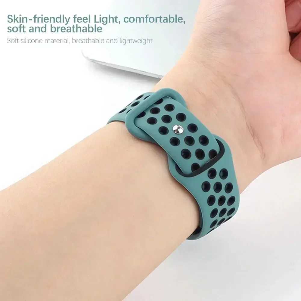 Apple Watch Band 49mm 44mm 45mm 42mm 41mm 38mm 40mm Correa Silicone Sports Bracelet IWatch 8 SE 7 6 5 Ultra 49mm W241007