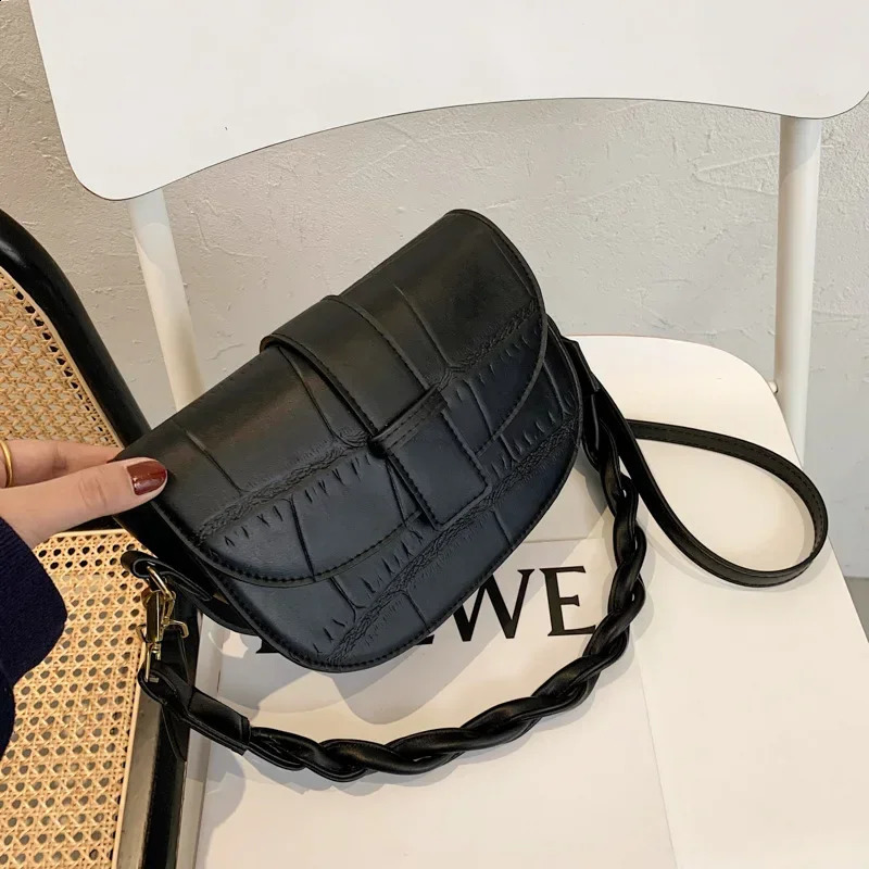 Fashionable saddle small shoulder cross body bag womens trend retro pattern PU leather womens handbag 240930