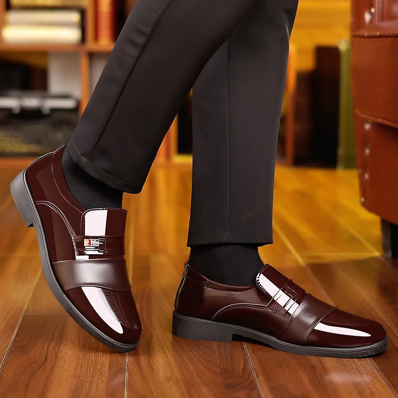 Low top mens solid color sneakers are comfortable non slip and breathable perfect for office business and daily wear 240923