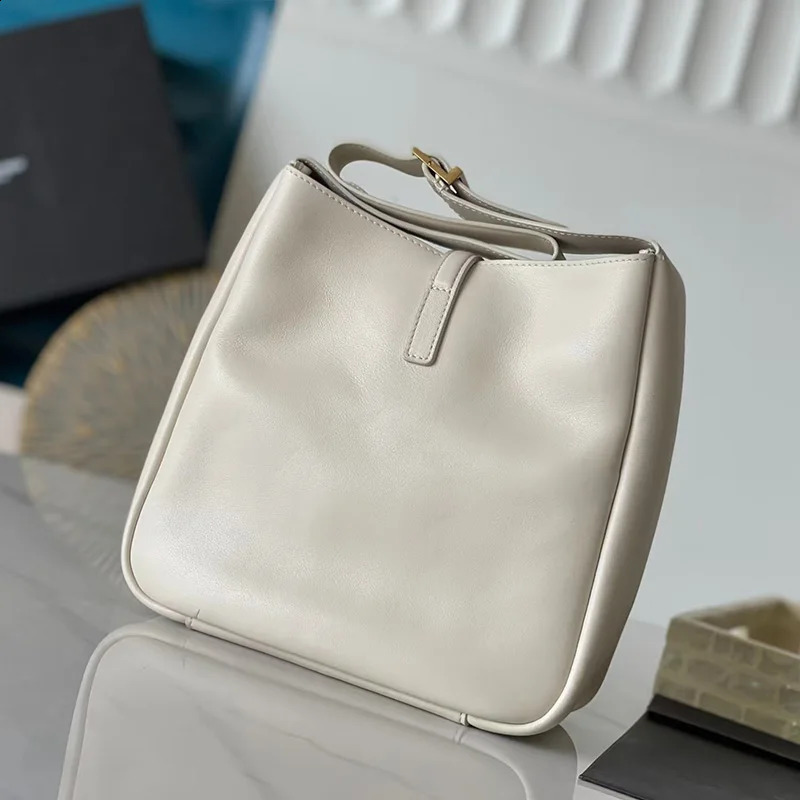 Product A-A Genuine Leather Messenger Bag for Women Counter Shoulder Bag Fashion Classic Handbag 241007
