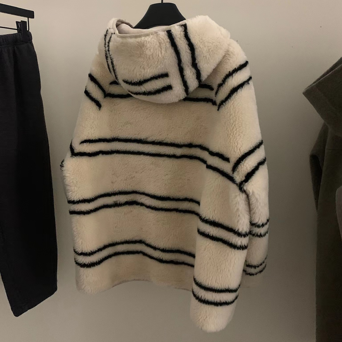 2023 Winter Striped Faux Lamb Fur Hooded Fluffy Jacket Teddy Women Coat Cold Chamaras For Mujeres Tops