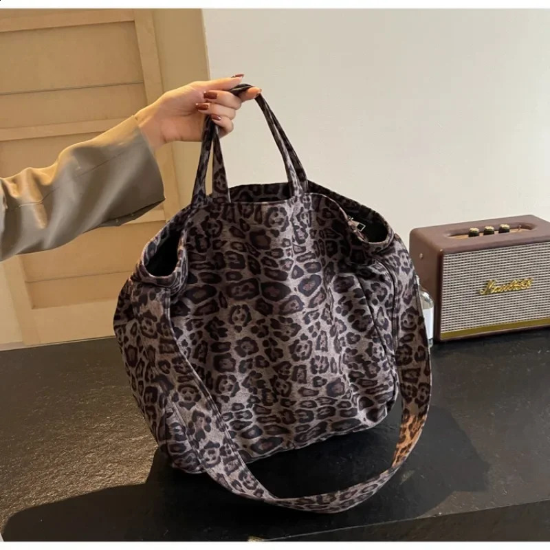 Leopard Print Canvas Womens Communicating Bag Fashion Handheld Bucket Bag Ind Trendy Versatile Armpit Shoulder Bag 241007