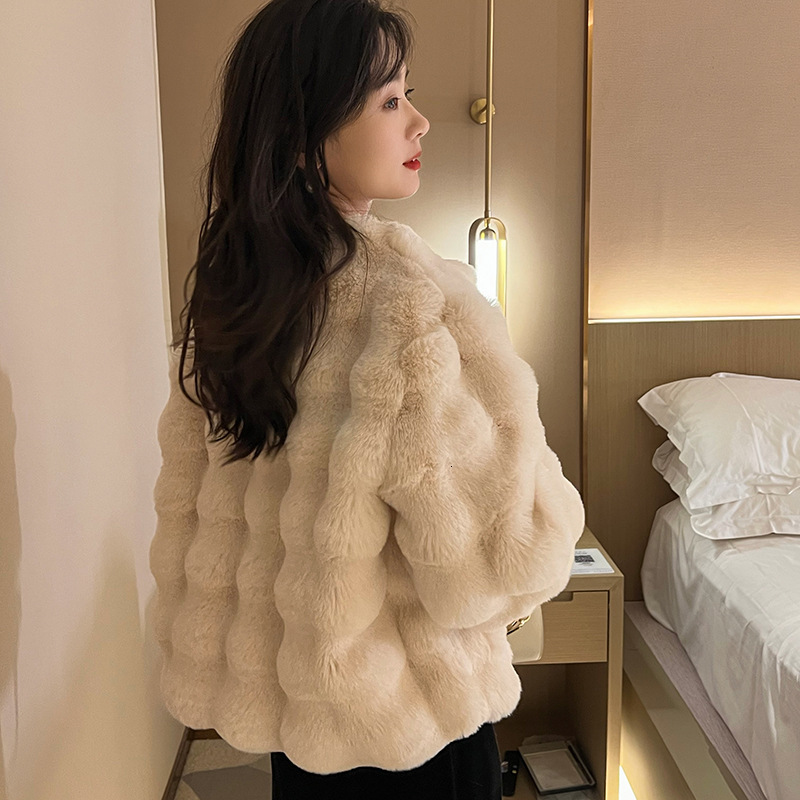 Korean Fashion Fur Clothing 2023 Winter Plush Long Sleeved Faux Mink Womens Fluffy O-Neck Jacket