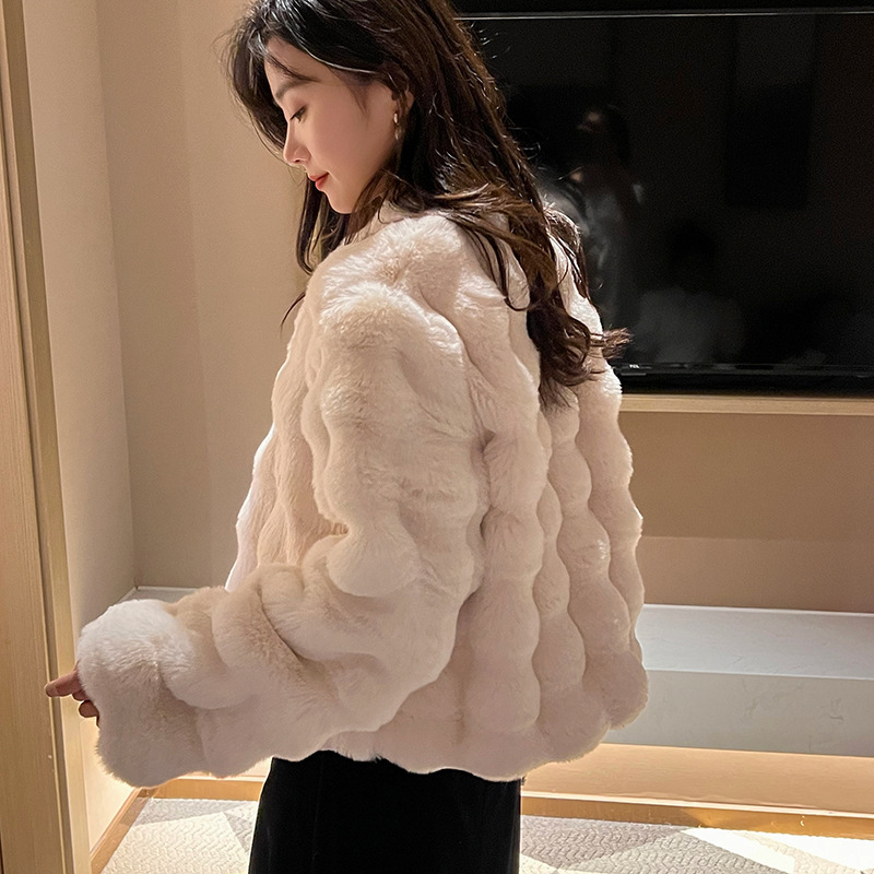 Korean Fashion Fur Clothing 2023 Winter Plush Long Sleeved Faux Mink Womens Fluffy O-Neck Jacket