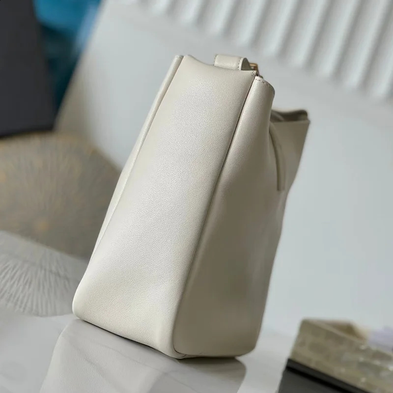 Product A-A Genuine Leather Messenger Bag for Women Counter Shoulder Bag Fashion Classic Handbag 241007