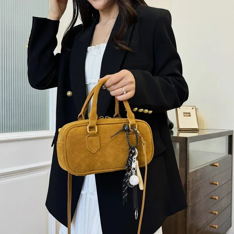 Casual sewing thread solid shoulder bag indoor company selling womens zipper velvet womens handbag 241007