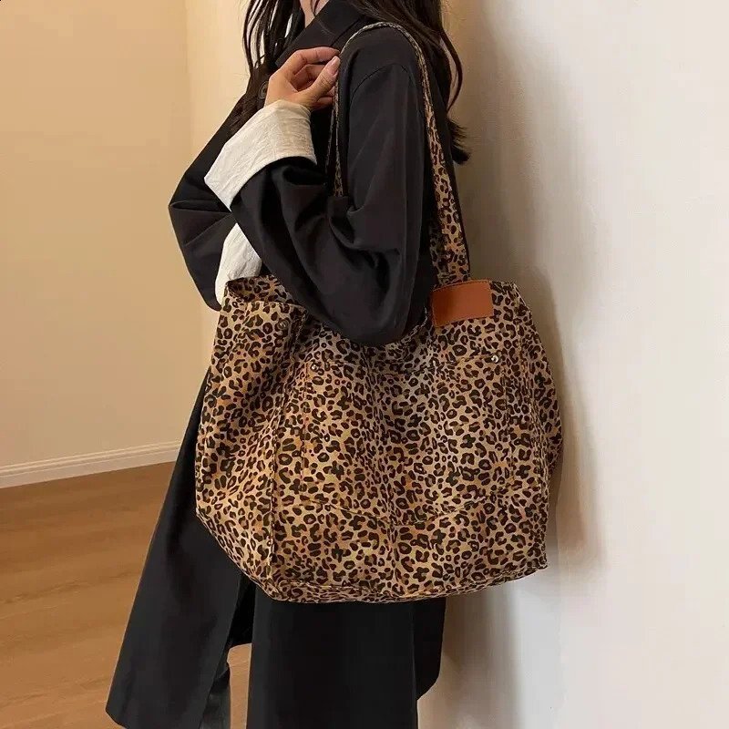 Womens leopard pattern handbag retro canvas shoulder bag womens fashionable large capacity handbag school work shopping 241007