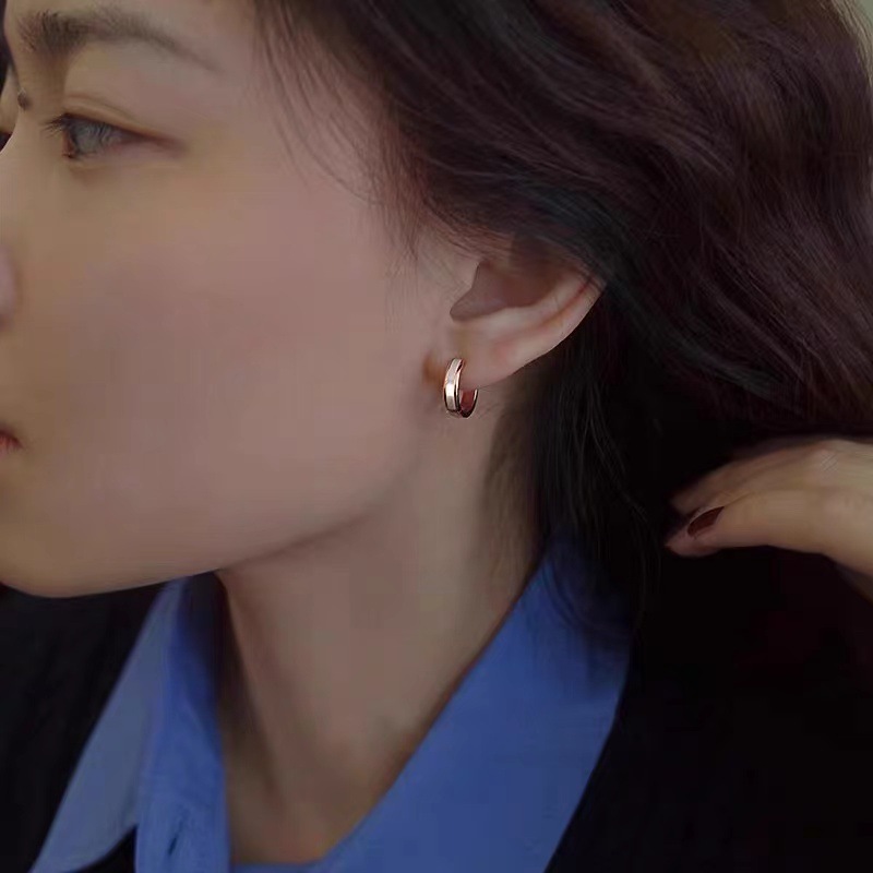 Minimalist plain buckle for women 2024 new niche ins, high-end, light , cold style design, ear ring