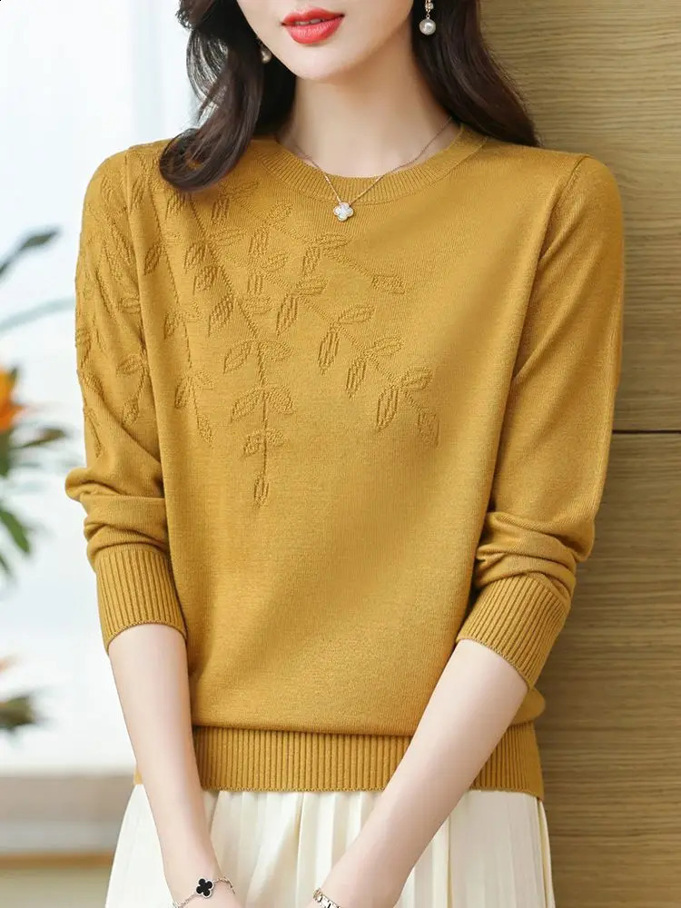 Knitted Middle aged and Elderly Loose Round Neck Sweater for Spring Autumn Western style Mom Looks Thin Bottom 241007