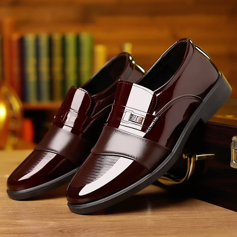 Low top mens solid color sneakers are comfortable non slip and breathable perfect for office business and daily wear 240923