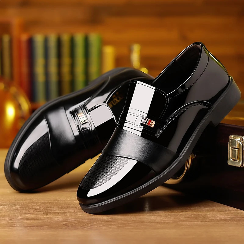 Low top mens solid color sneakers are comfortable non slip and breathable perfect for office business and daily wear 240923