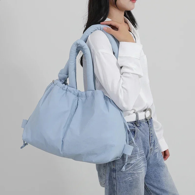 Solid color zipper shoulder bag with fashionable n nylon womens cross shaped bag for sale fashion version handbag 241007