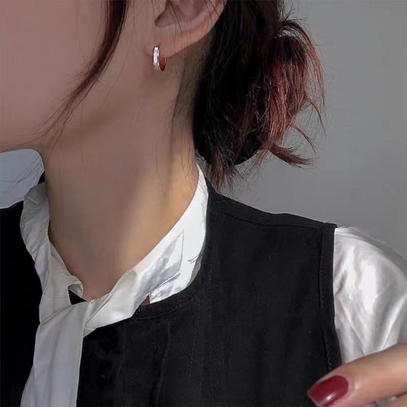 Minimalist plain buckle for women 2024 new niche ins, high-end, light , cold style design, ear ring