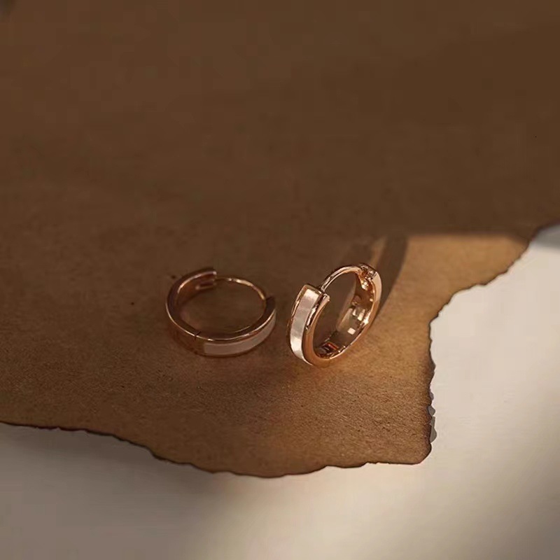 Minimalist plain buckle for women 2024 new niche ins, high-end, light , cold style design, ear ring