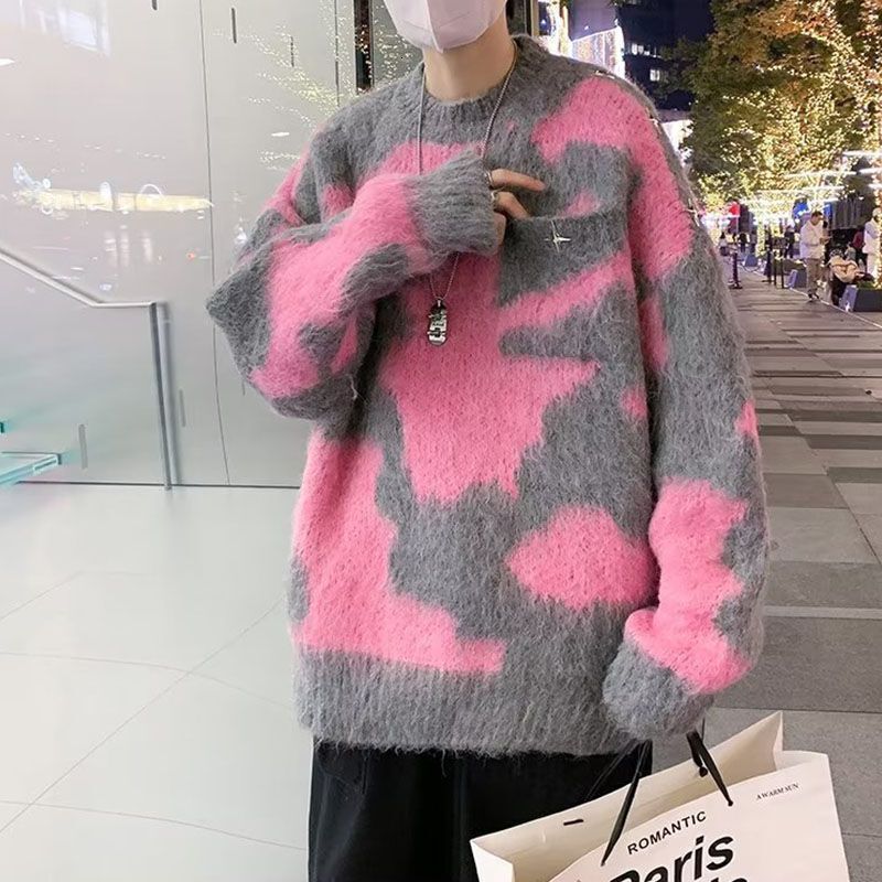 Pink sweater both men women, with a lazy luxurious style. Wearing trendy outerwear for autumn and winter 2023, new products will be thickened