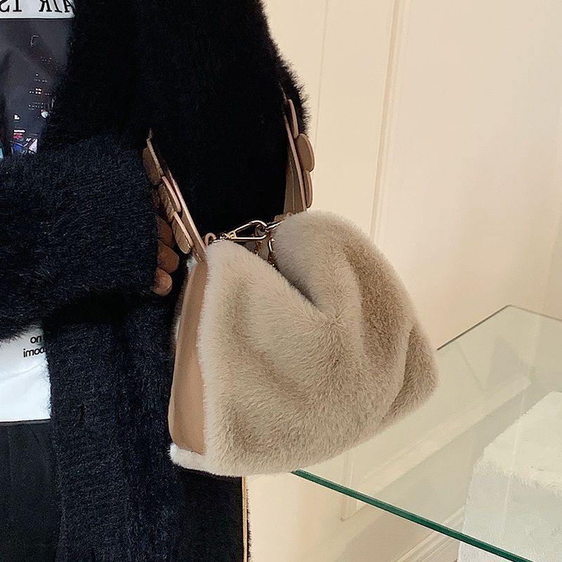 2024 new fashionable high-end texture plush chain crossbody bag, designed specifically for women as a niche autumn and winter fur handbag