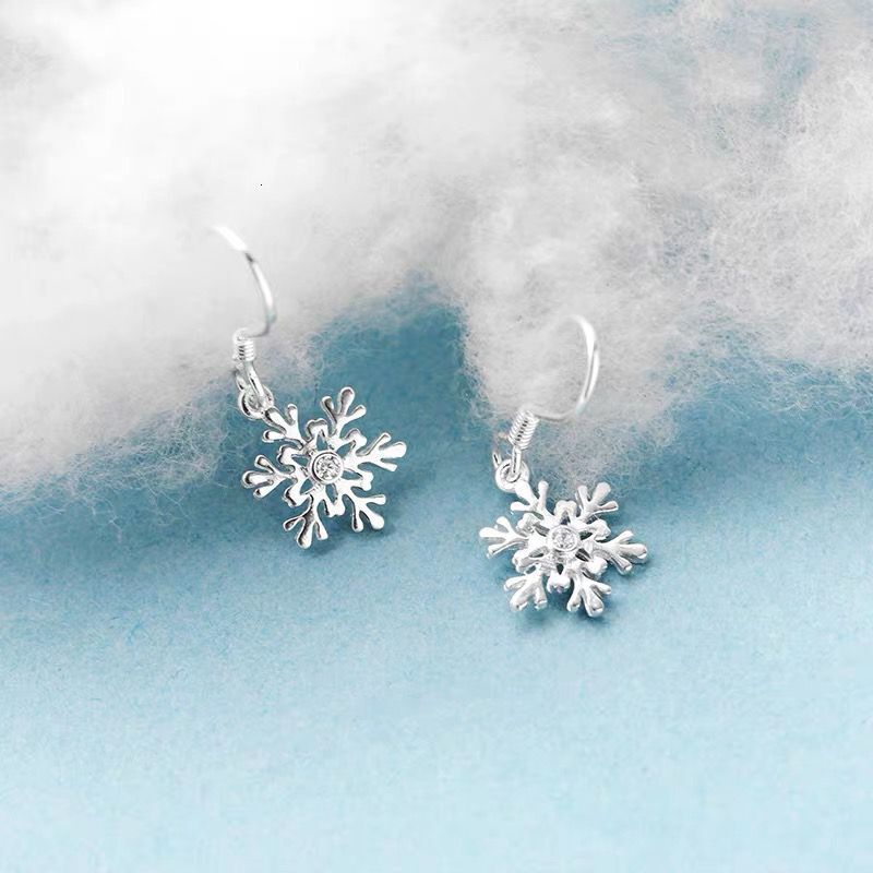Hollow snowflake sier needle simple personalized, small fresh short earrings, exquisite temperament, versatile and cool style earrings