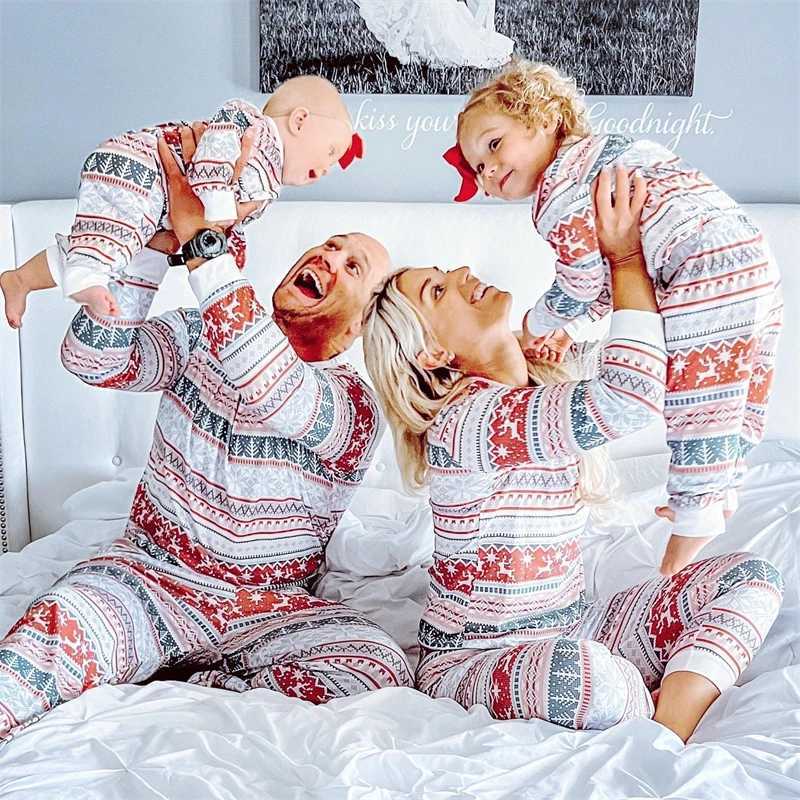 2024 Christmas Deer Family Matching Pajama Set Striped Mom and Dad and Me Christmas Pj Clothing Mom and Dad Baby Pajamas W241008