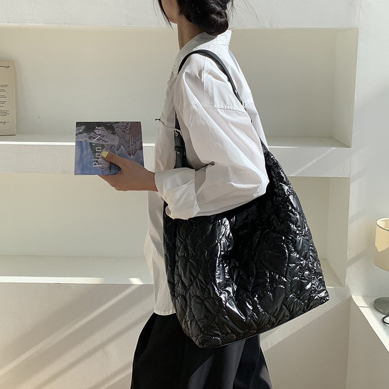 2024 new autumn Japanese and Korean niche trend underarm tote women's heart-shaped embroidered thread personalized shoulder bag, large capacity