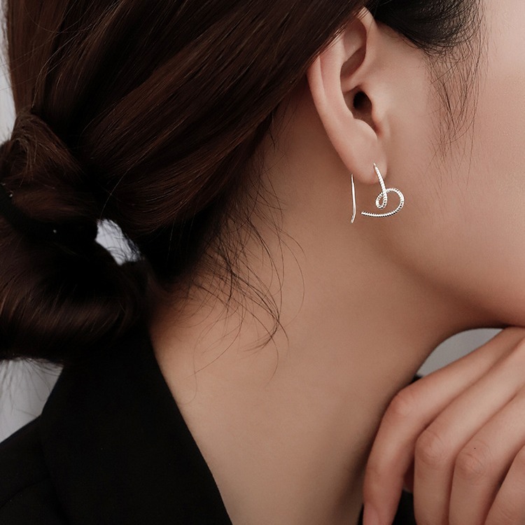 needle heart-shaped for women with niche designs, high-end earrings, 2024 new trendy earrings