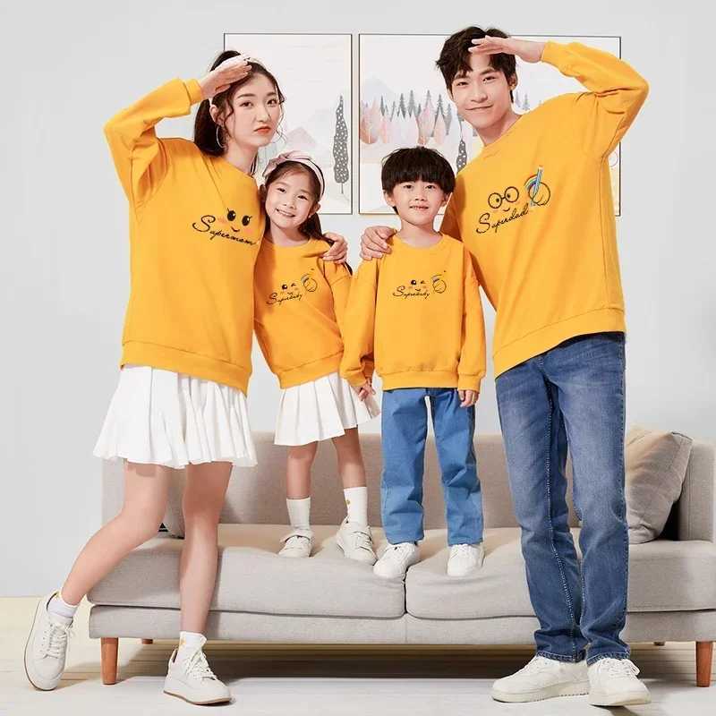 Christmas mom daughter shirt dad mom son sweater winter matching family clothing cute letter printed shirt casual latte art W241008