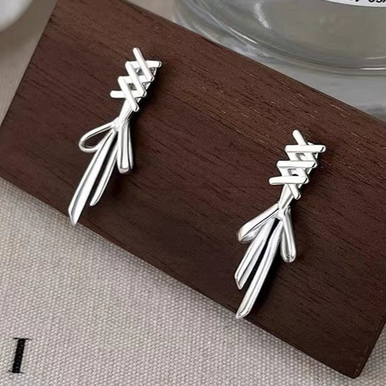 New 2024 earrings with pure sier needle bow niche women's high-end earrings, light