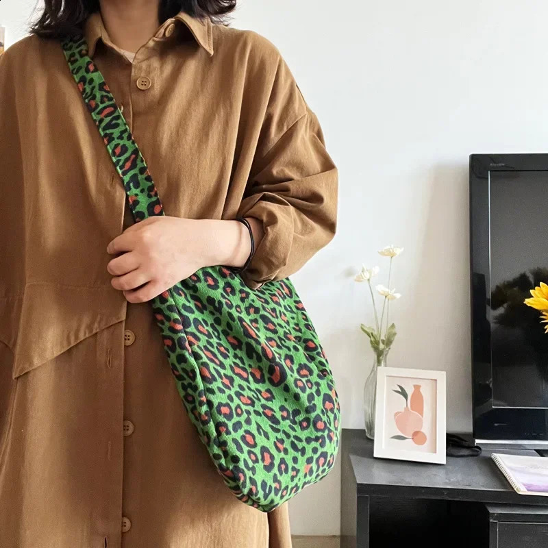 Leopard Print Womens Corduroy Shoulder Bag Large Capacity Ladies Tote Shopper Bags Handbags Vintage Female Chest Crossbody 240925