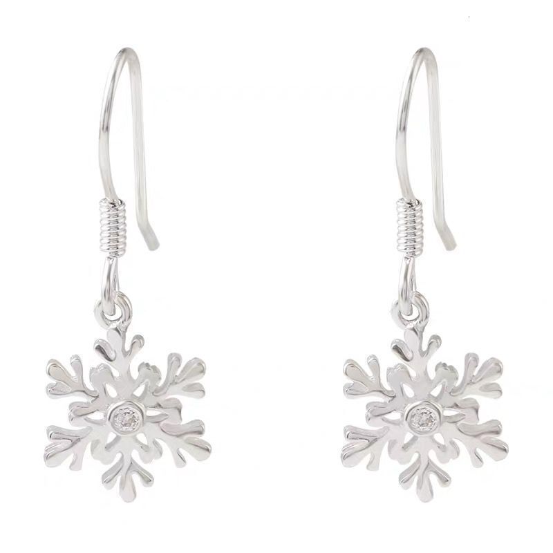 Hollow snowflake sier needle simple personalized, small fresh short earrings, exquisite temperament, versatile and cool style earrings