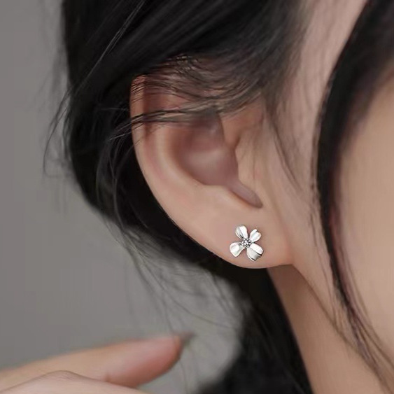 Pure sier needle four leaf wer women's minimalist niche design, high-end earrings, exquisite and urious earrings