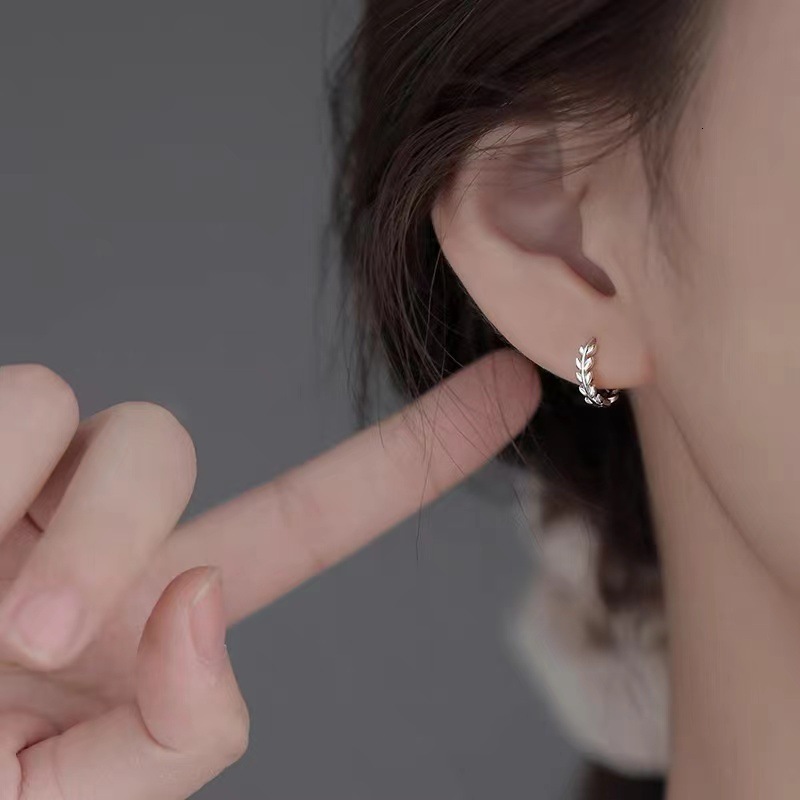 Pure sier needle tree bud with niche design, 2024 new earrings for women