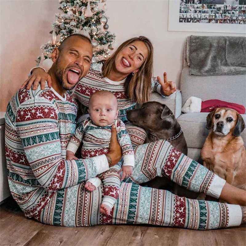 2024 Christmas Deer Family Matching Pajama Set Striped Mom and Dad and Me Christmas Pj Clothing Mom and Dad Baby Pajamas W241008