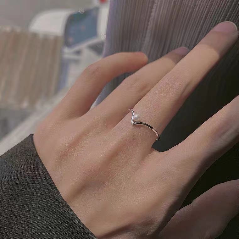V-shaped pearl ring for women's high-end minimalist niche design, index finger thin ring, light luxury and cool style