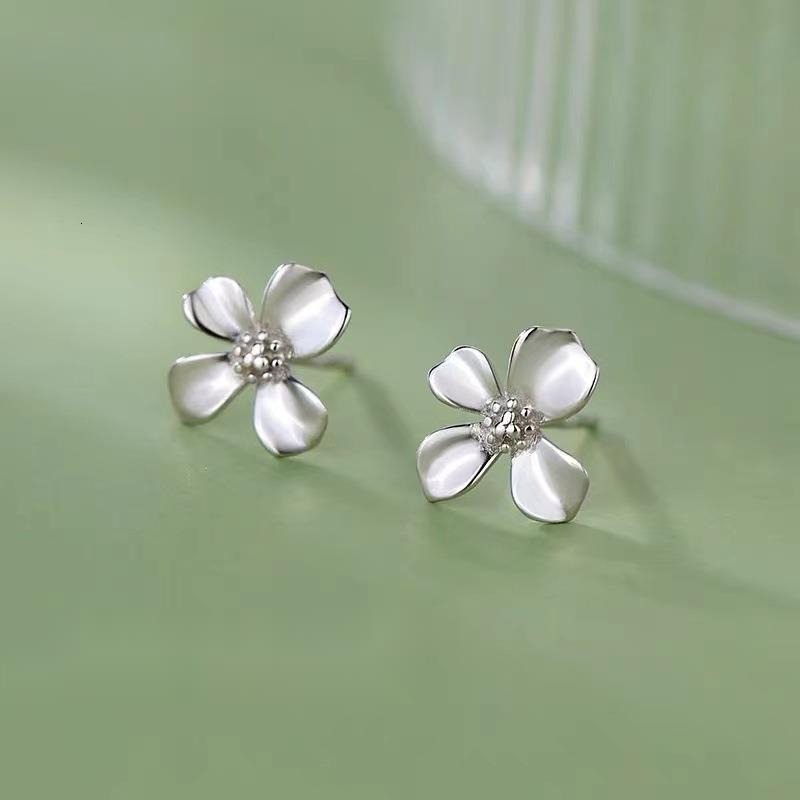 Pure sier needle four leaf wer women's minimalist niche design, high-end earrings, exquisite and urious earrings