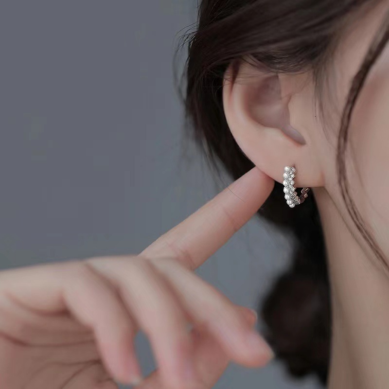 Pure sier needle pearl 2024 new item, niche, light , high-end feeg earrings for women
