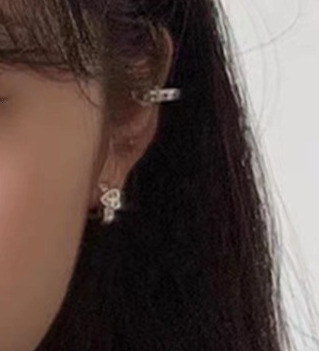 Earstuds with a niche design, plated earrings, 2024 new model, heart-shaped bone ring, ear buckle, sier needle earrings for women