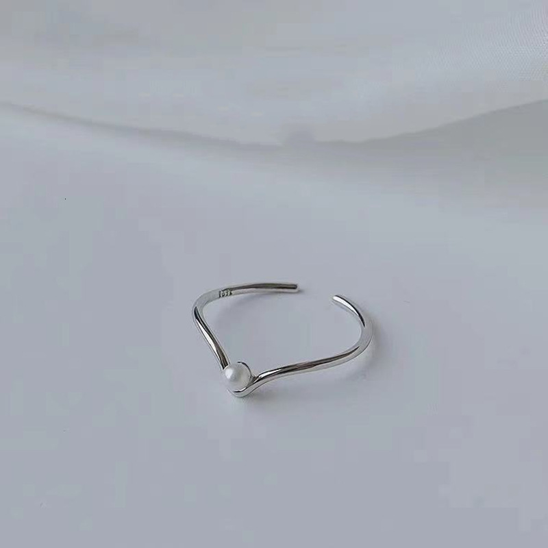 V-shaped pearl ring for women's high-end minimalist niche design, index finger thin ring, light luxury and cool style