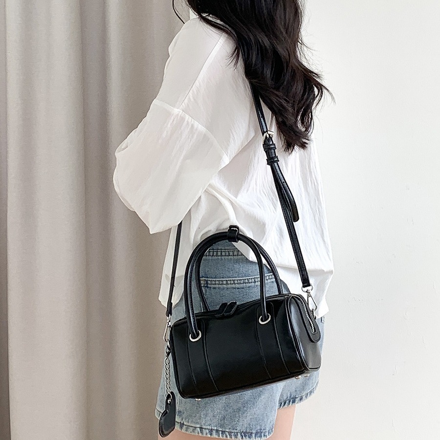 2024 new Korean version summer personalized women's crossbody high-end feeling heart pendant commuting hand-held bowling bag