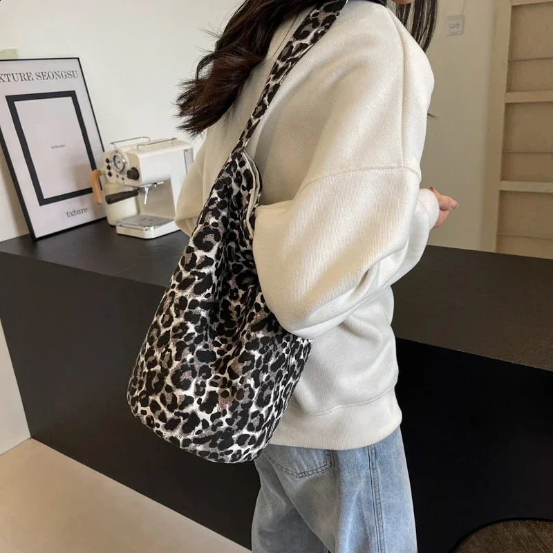 Canvas zipper selling ner shoulder bag leopard print fashion handbag soft version 241008