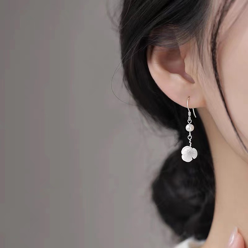 Pure sier needle wer 2024 new trend, niche design, light earrings, women's earrings