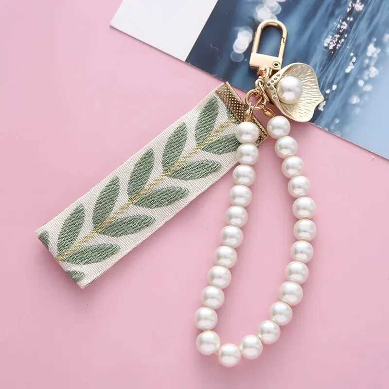 Elegant Leaf Pattern Wristlet Keychain Cute Pearl Shell Pendant With Keyrings and Strap For Women Keys Phones Wallets DecorationX241008