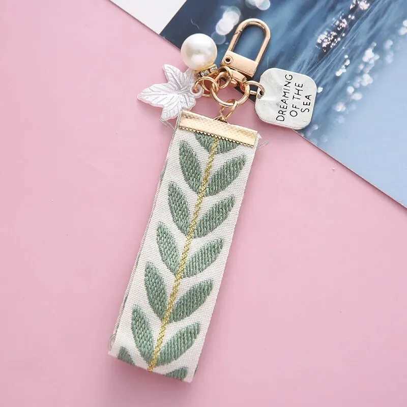 Elegant Leaf Pattern Wristlet Keychain Cute Pearl Shell Pendant With Keyrings and Strap For Women Keys Phones Wallets DecorationX241008
