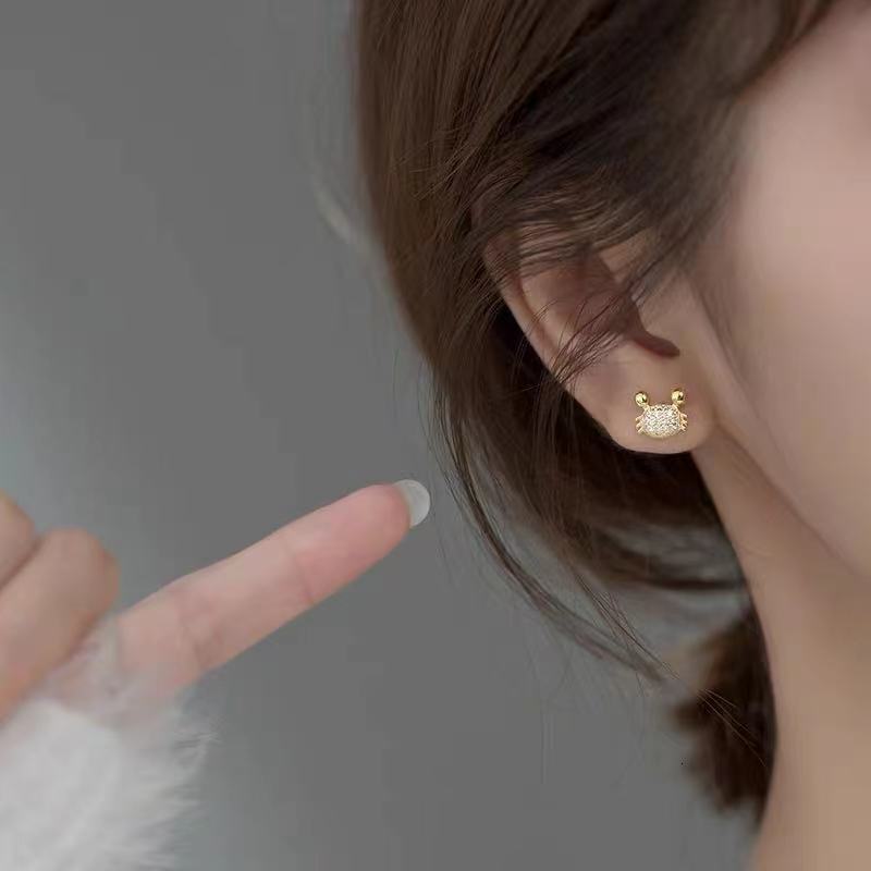 Sier needle for women, with a fresh and sweet temperament. Sweet ocean full of dias, crab, girl's heart earrings