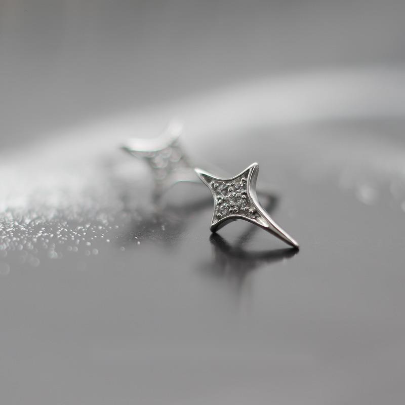 Needle Earrings, Exquisite and Compact, Dia studded Earrings for Sleeping, No Need to Remove, Earhole Nourishing