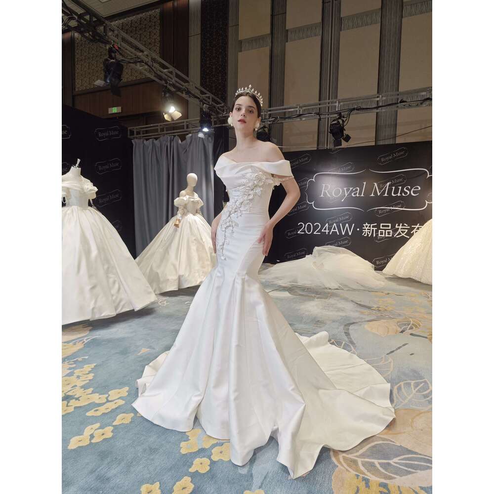 Off Shoulder Satin Pleating 3D wer Beading Bridal Gown With Chapel Train Mermaid Wedding Dress