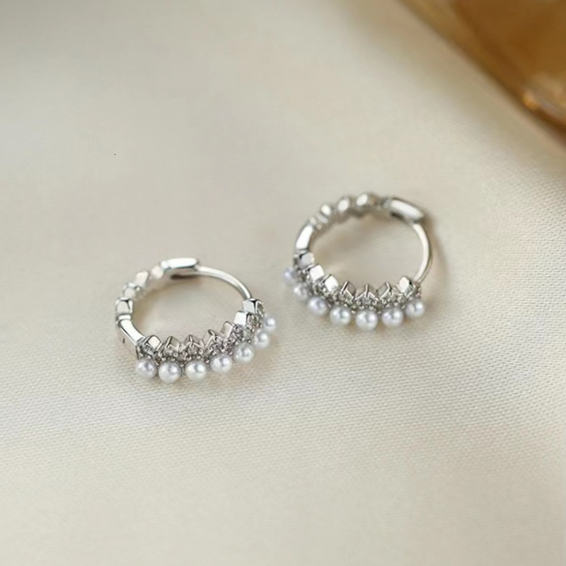 Pure sier needle pearl 2024 new item, niche, light , high-end feeg earrings for women