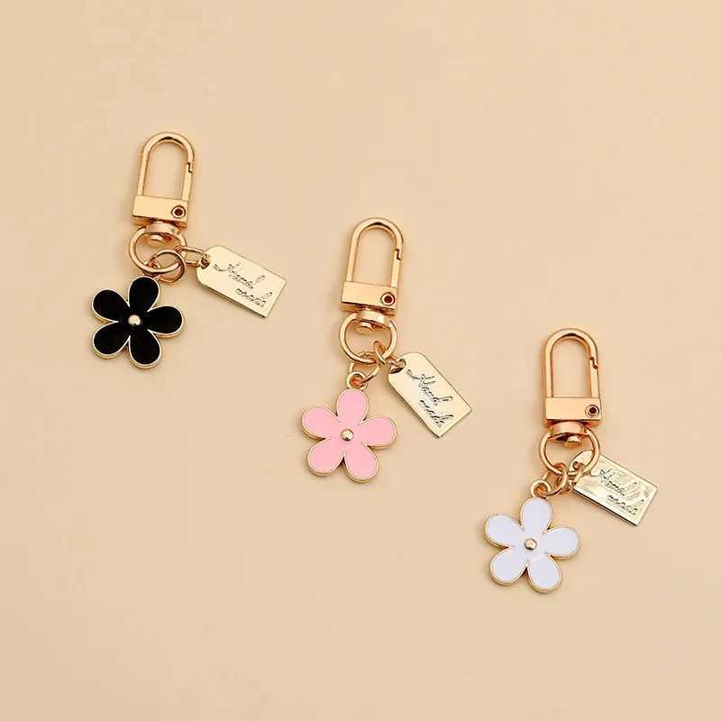 New INS Style Daisy Flower Keychain Pink White Black Enamel Metal Pendant Women Key Chain Ring Bag Charms DIY AccessoriesX241008